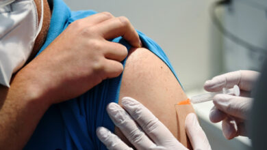وزارة الصحة تبدأ بإصدار الشهادات المعتمدة للقاحات كورونا في 126 مركزاً
