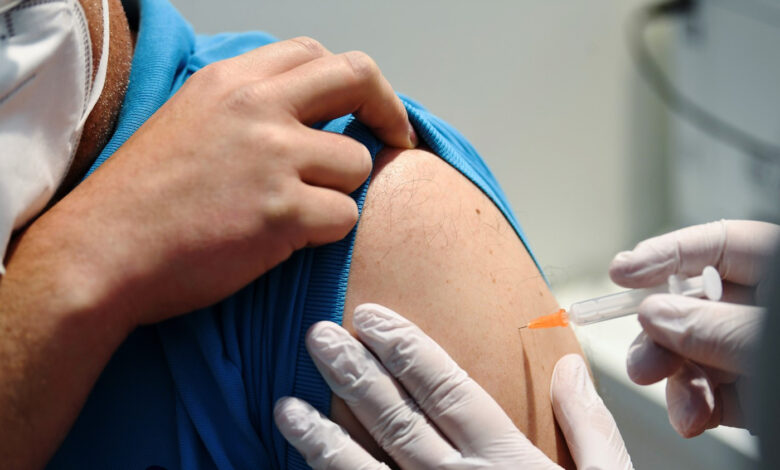وزارة الصحة تبدأ بإصدار الشهادات المعتمدة للقاحات كورونا في 126 مركزاً